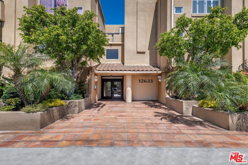 Photo of 12633 Moorpark Street #212, Studio City, CA 91604 (MLS # 25624157)