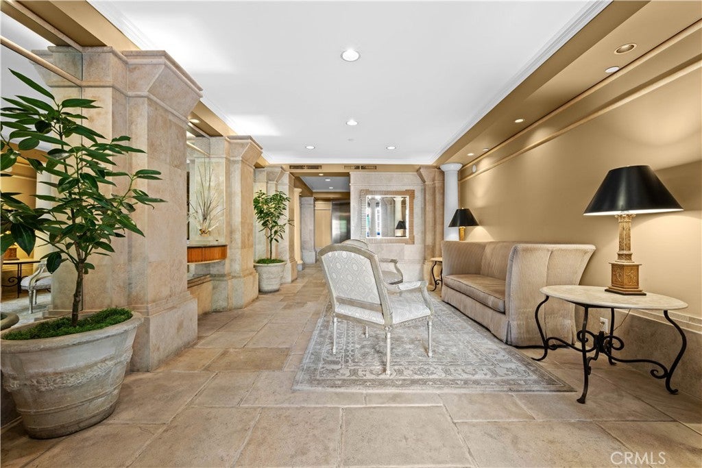 128 N Swall Drive 304
