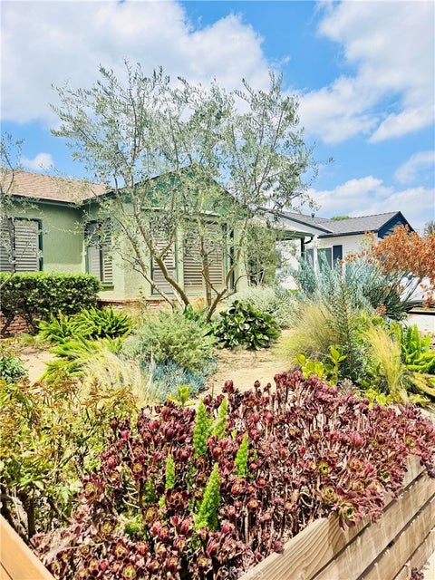 Photo of 17531 Lemay Place, Lake Balboa, CA 91406 (MLS # SR26145443)
