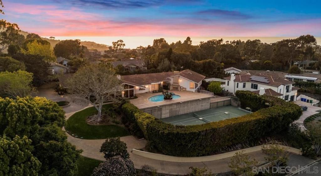 Photo of 3013 Woodford Dr Dr, La Jolla, CA 92037 (MLS # 260005231SD)