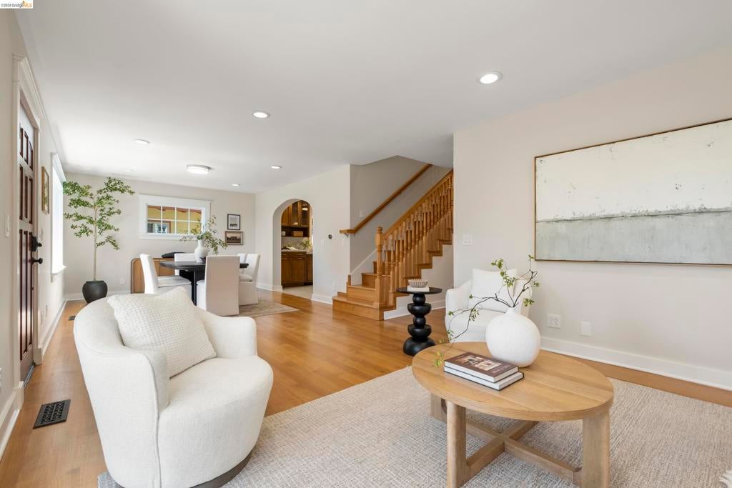 977 Regal Rd