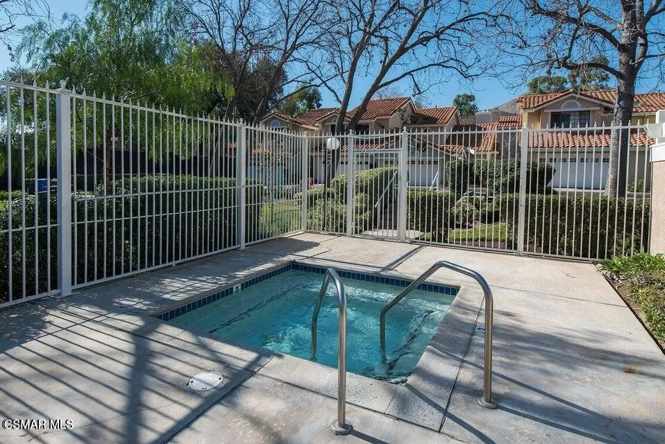 Oak Park, California 91377, United States, 2 Bedrooms Bedrooms, ,3 BathroomsBathrooms,Residential,Pending,209357