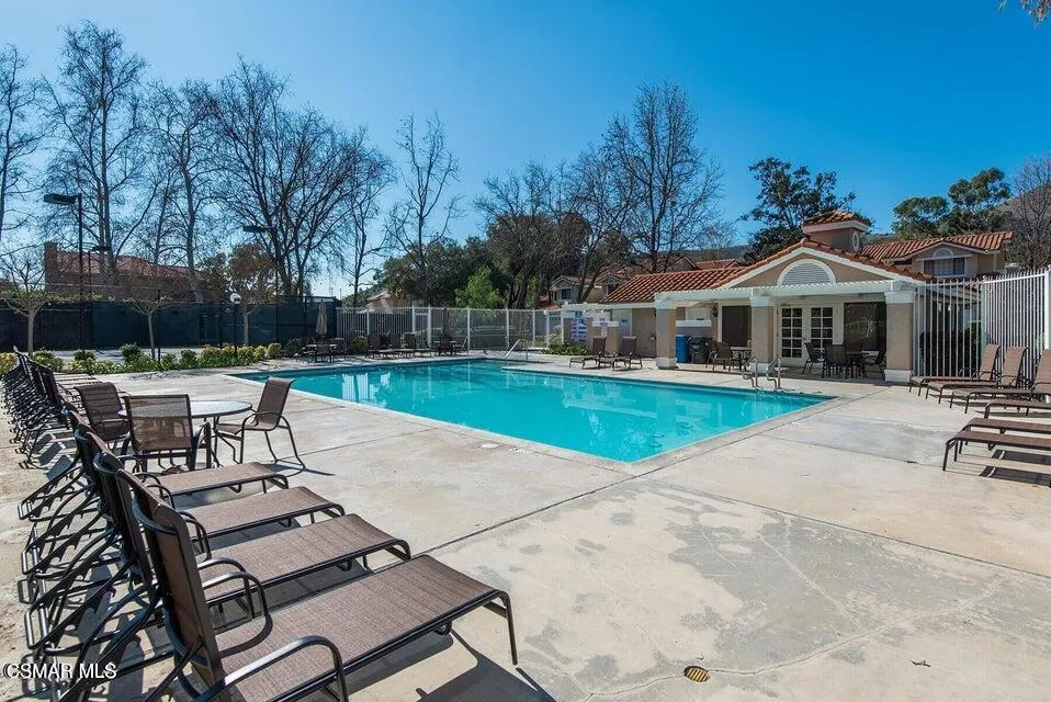 Oak Park, California 91377, United States, 2 Bedrooms Bedrooms, ,3 BathroomsBathrooms,Residential,Pending,209357