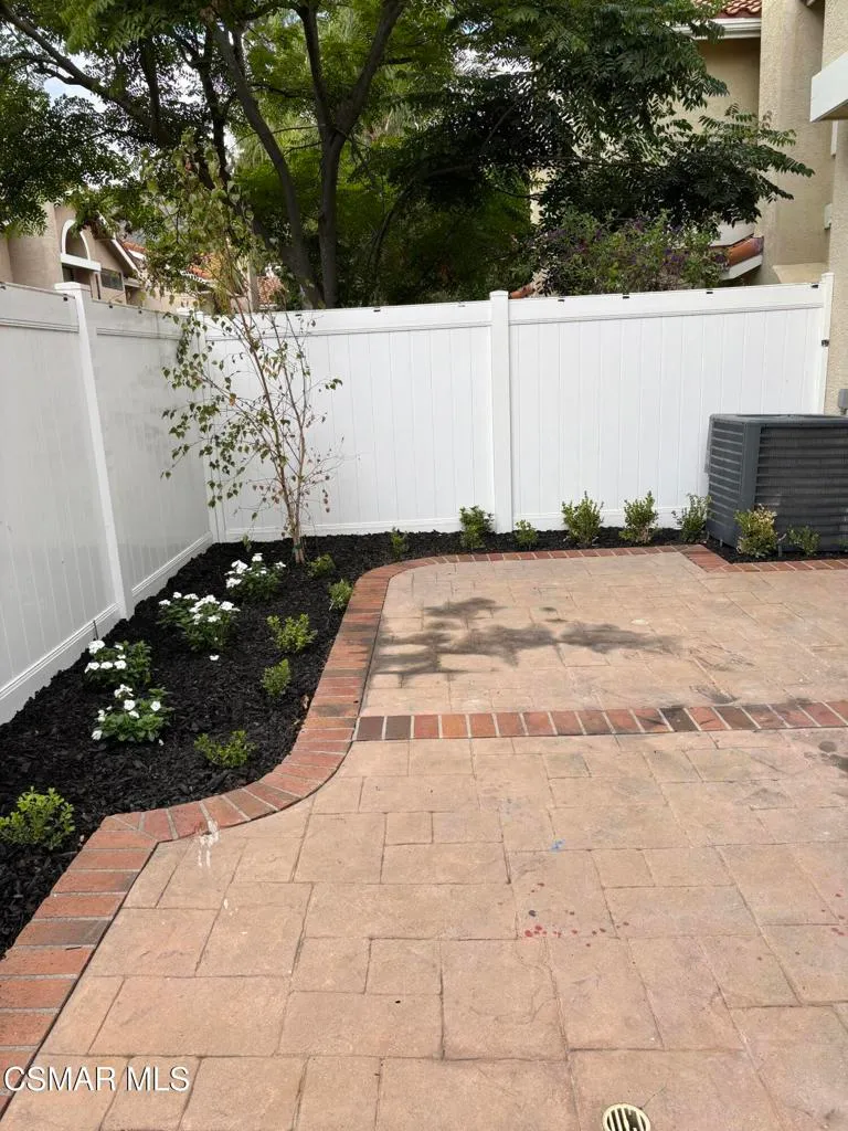 Oak Park, California 91377, United States, 2 Bedrooms Bedrooms, ,3 BathroomsBathrooms,Residential,Pending,209357