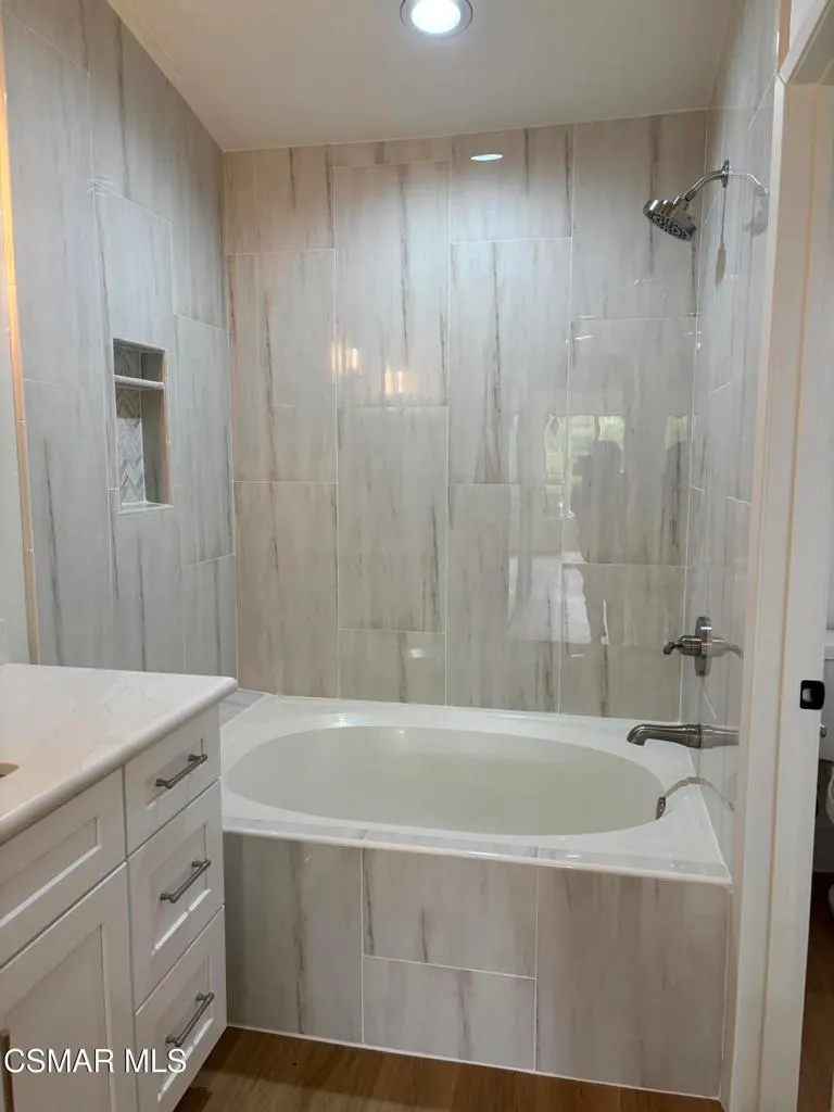 Oak Park, California 91377, United States, 2 Bedrooms Bedrooms, ,3 BathroomsBathrooms,Residential,Pending,209357