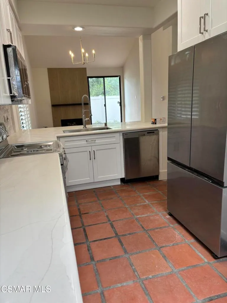 Oak Park, California 91377, United States, 2 Bedrooms Bedrooms, ,3 BathroomsBathrooms,Residential,Pending,209357