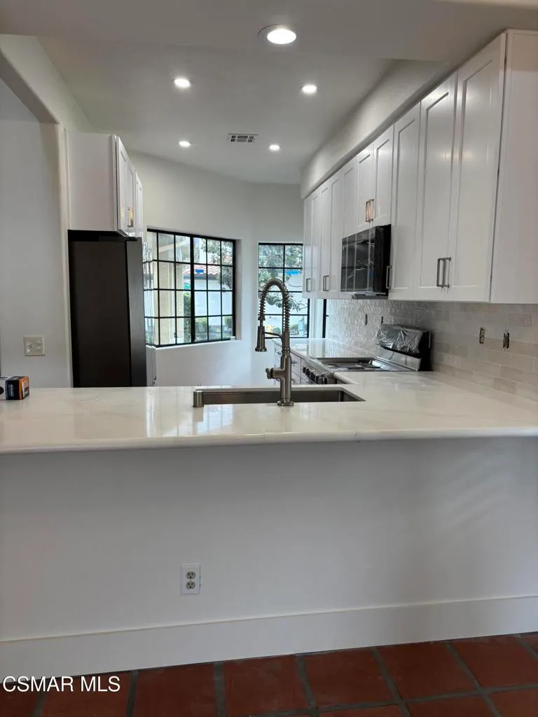 Oak Park, California 91377, United States, 2 Bedrooms Bedrooms, ,3 BathroomsBathrooms,Residential,Pending,209357