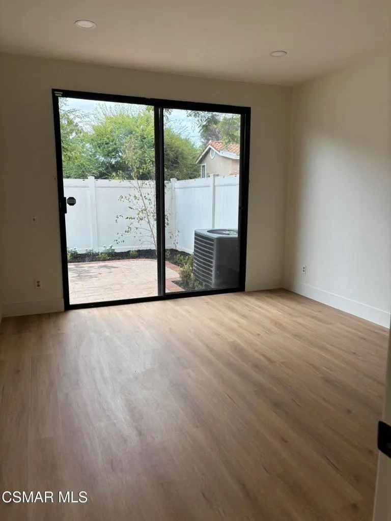 Oak Park, California 91377, United States, 2 Bedrooms Bedrooms, ,3 BathroomsBathrooms,Residential,Pending,209357