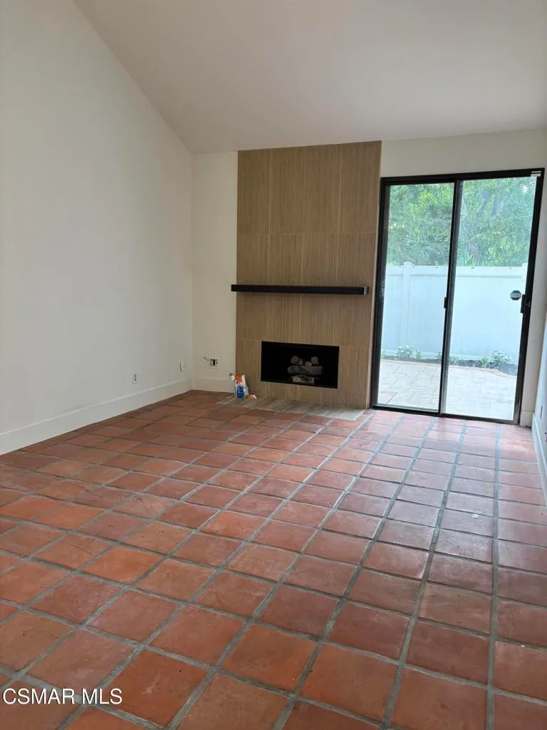 Oak Park, California 91377, United States, 2 Bedrooms Bedrooms, ,3 BathroomsBathrooms,Residential,Pending,209357