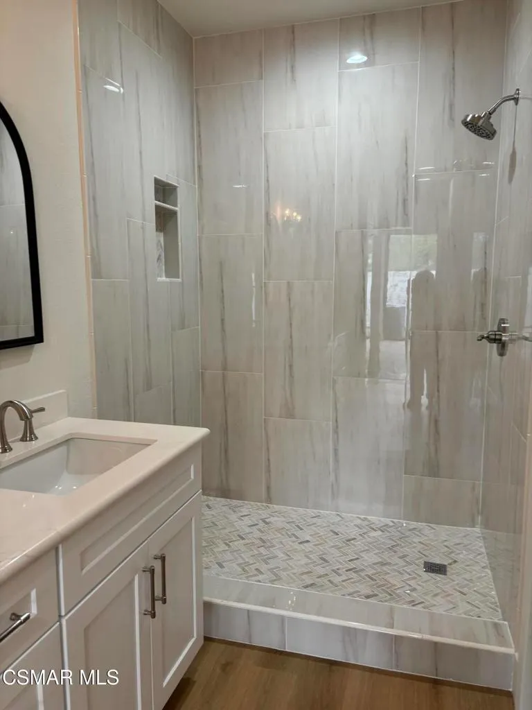 Oak Park, California 91377, United States, 2 Bedrooms Bedrooms, ,3 BathroomsBathrooms,Residential,Pending,209357