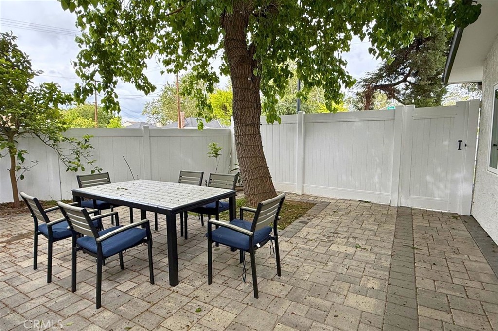 Discover this beautifully renovated 1 bed, 1 bath ADU with its own private entrance and separate address—offering comfort, privacy, and convenience. Enjoy a stylish, modern interior featuring a full kitchen with a fridge and stove included, plus a cozy living area perfect for relaxing or working from home.
Step outside to your private outdoor seating area, ideal for morning coffee or evening wind-downs. Nestled in one of Burbank’s most desirable neighborhoods, you're just moments from McCambridge Park, Starbucks, La Bamba, and tons of local shops and dining.
Perfect for anyone looking for a peaceful retreat with easy access to everything Burbank has to offer!