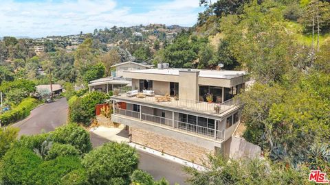 Photo of 966 Bluegrass Lane, Los Angeles, CA 90049 (MLS # 25560453)