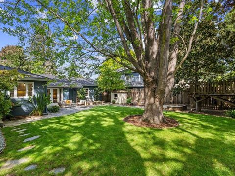 Photo of 723 Gilbert Avenue, Menlo Park, CA 94025 (MLS # ML82047410)