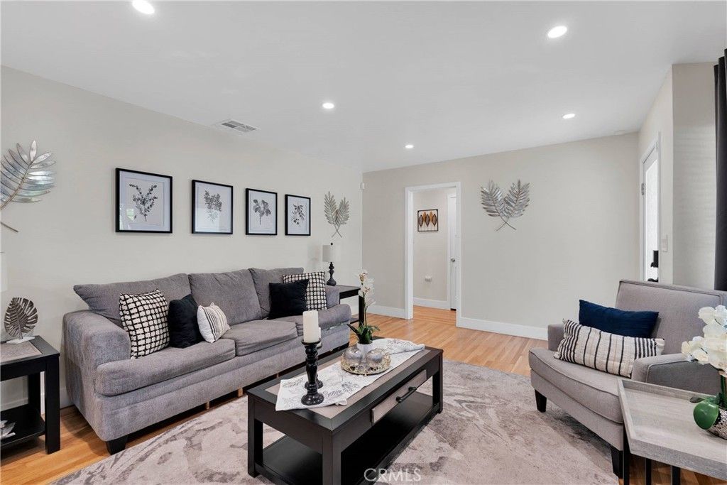 listing image 130728623929715212367