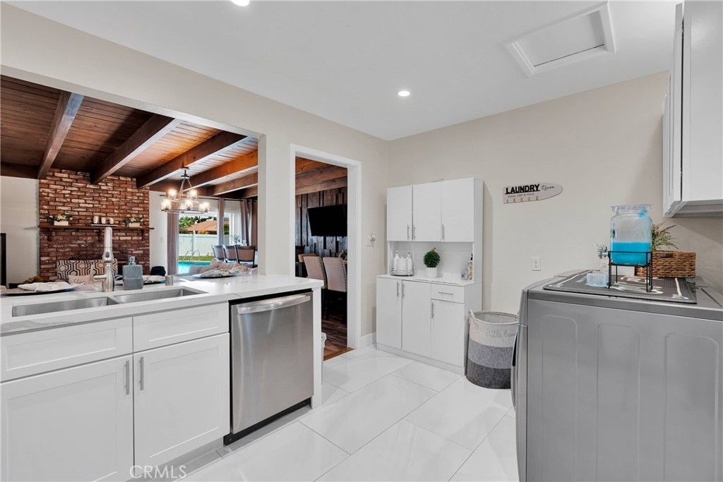 listing image 130726653294992618039