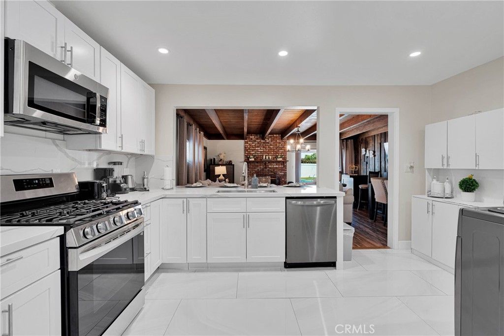 listing image 130725491936528494916