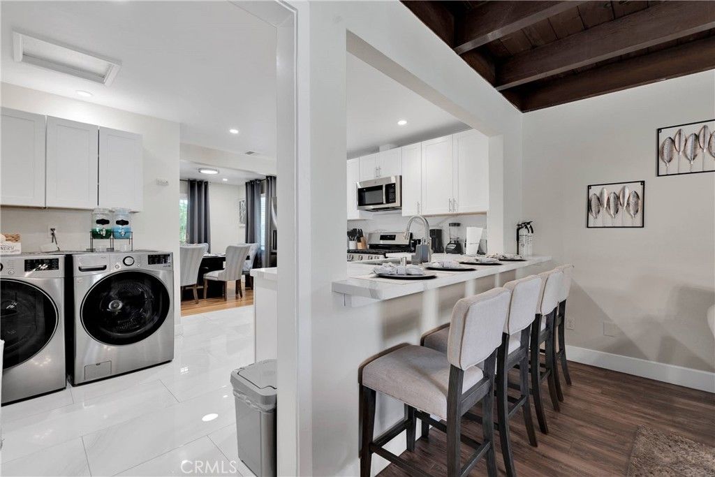 listing image 130726622780195023895