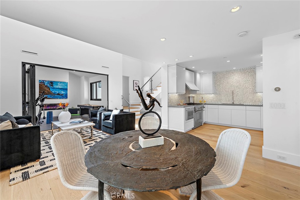 604 1/2 Acacia Avenue