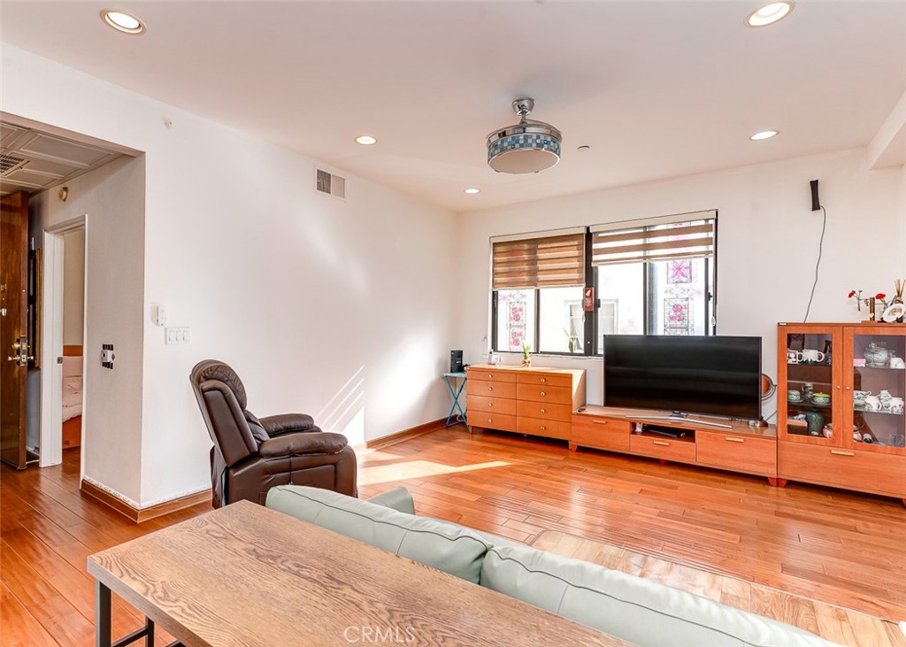 533 S St Andrews Place 104