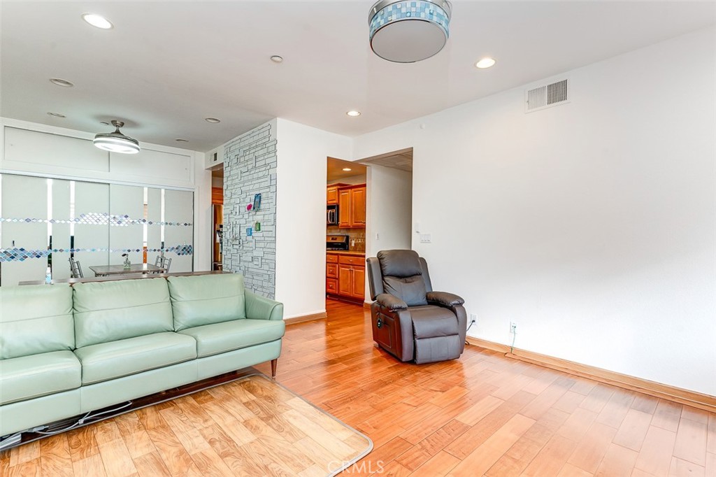 533 S St Andrews Place 104