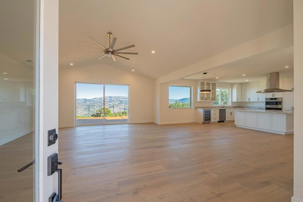 26135 Laureles Grade