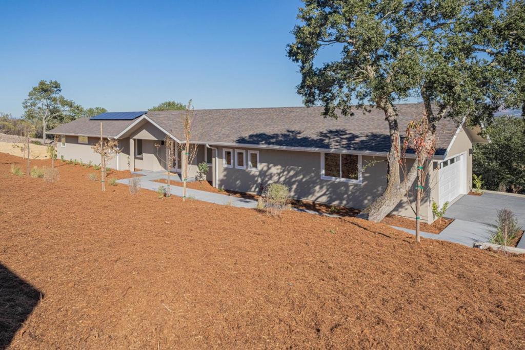 26135 Laureles Grade