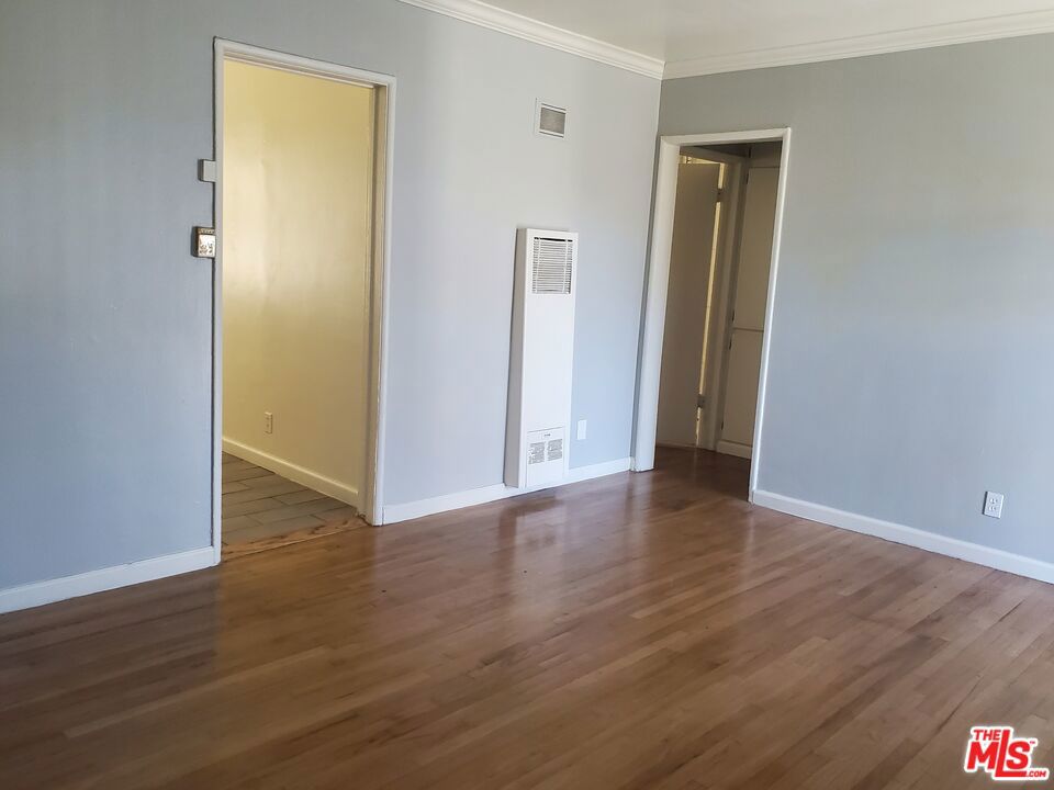 Located in the desirable Country Club Park neighborhood just south of Hancock Park, this beautifully remodeled unit features a brand-new kitchen and bathroom, new gas range, and a fully separated kitchen for added privacy. Close to local markets, trendy coffee shops, and popular restaurants. Minutes to Koreatown's vibrant entertainment and nightlife.