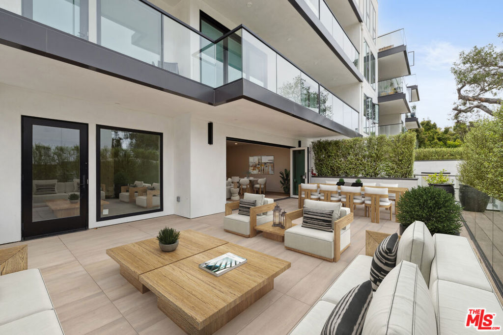 505 S Barrington Avenue 109