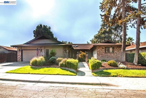 Photo of 908 Greenwood Dr, Woodland, CA 95695 (MLS # 41152565)