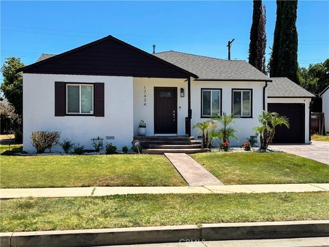 Photo of 17434 Tiara Street, Encino, CA 91316 (MLS # OC25183001)