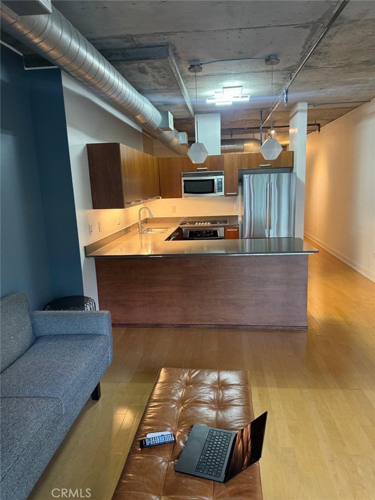 645 W 9th 425