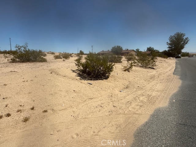 Amazing Corner Lot!
This fantastic parcel is just minutes from downtown and only a short drive to the entrance of Joshua Tree National Park. Enjoy the best of desert living with endless opportunities for adventure. Head down to Palm Springs to experience top-notch dining and nightlife, or escape to Big Bear to ski in the winter and take in breathtaking views in the summer.