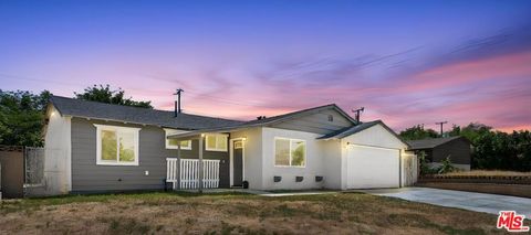 Photo of 350 E Avenue R11, Palmdale, CA 93550 (MLS # 26832505)