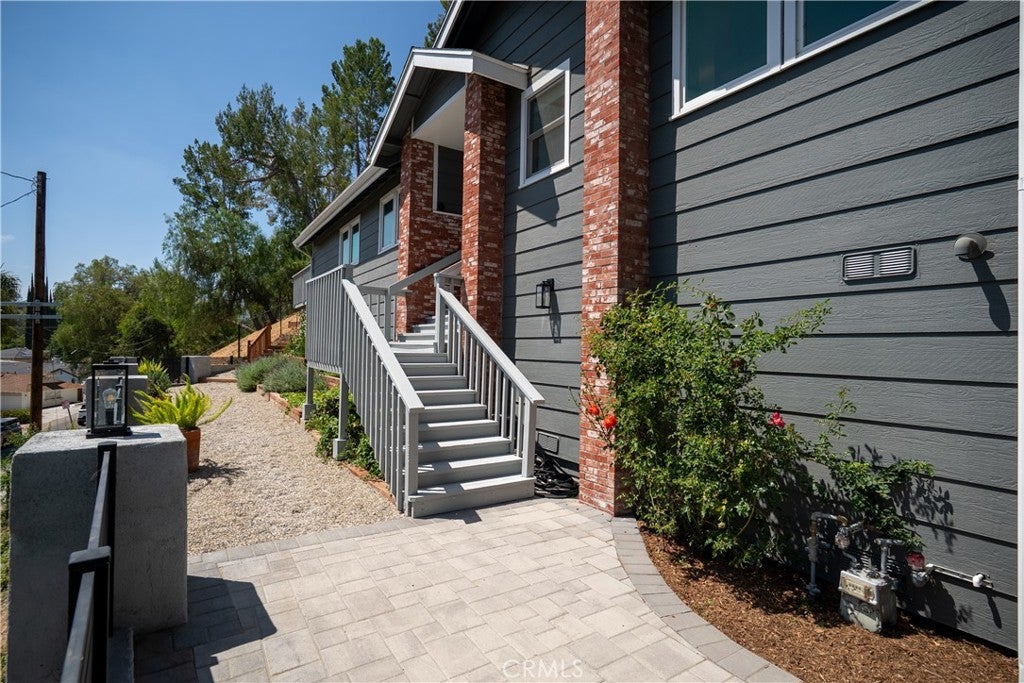 Photo of 5335 Campo RD, Woodland Hills, CA 91364 (MLS # SR26127034)