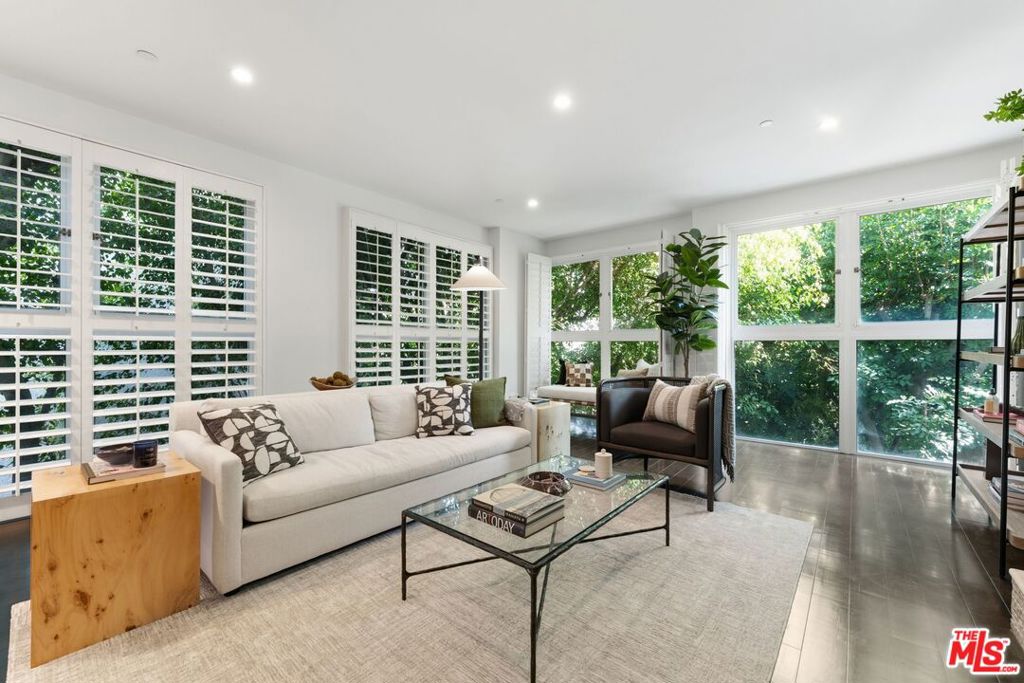 1927 Glendon Avenue 202