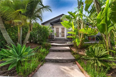 Photo of 22020 Buena Ventura, Woodland Hills, CA 91364 (MLS # SR26031579)