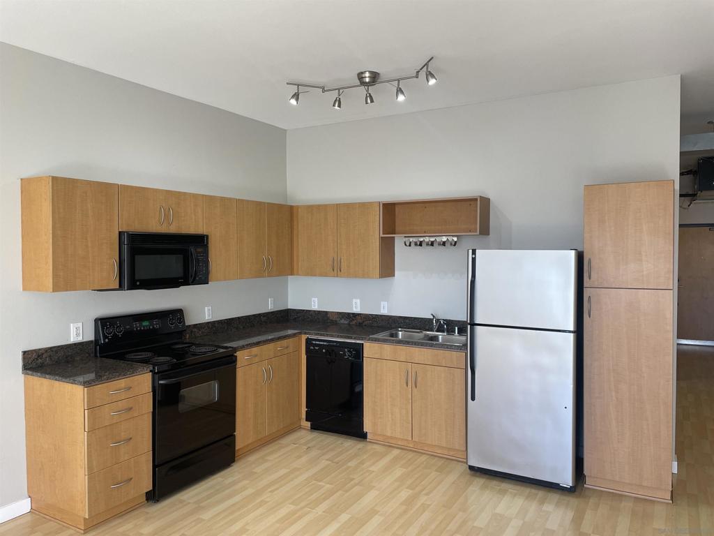 Sophisticated, urban living in the heart of the Gaslamp! This stylish, modern 1-bedroom home boasts an open concept design with a bright, seamless flow throughout. In-unit laundry, AC, granite countertops, pantry, and secure underground parking. This exclusive complex features an exercise room and community patio with BBQ. All this within an easy walk to Petco Park, Convention Center, Little Italy, Balboa Park, Seaport Village and more. Don’t miss this one!