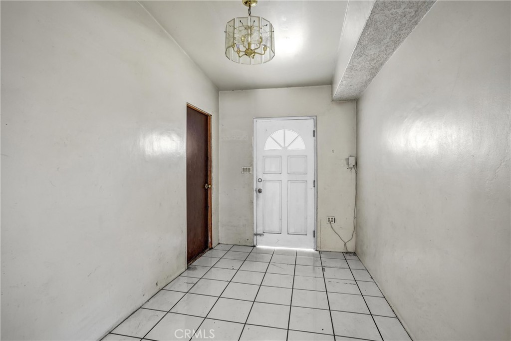 3933 Vineland