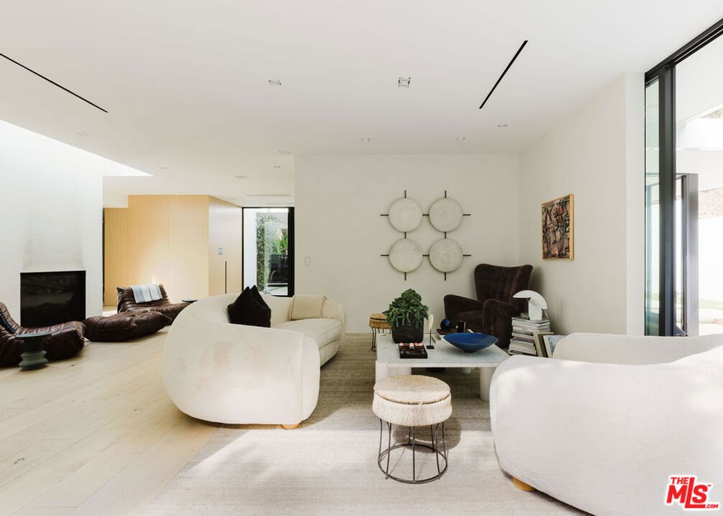 Photo of 1952 N Beverly Drive, Beverly Hills, CA 90210 (MLS # 25597583)