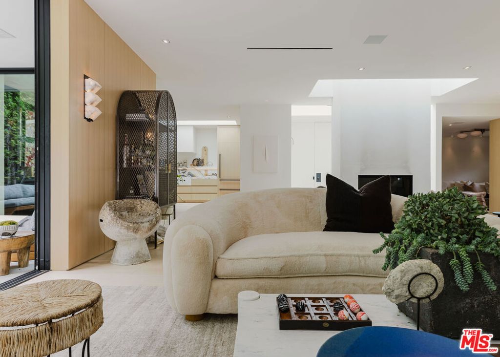 Photo of 1952 N Beverly Drive, Beverly Hills, CA 90210 (MLS # 25597583)