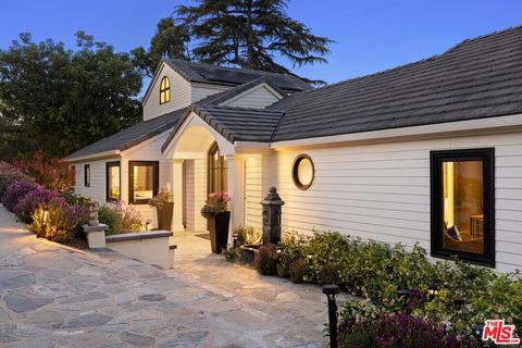 Photo of 15438 Mulholland Drive, Los Angeles, CA 90077 (MLS # 26814233)