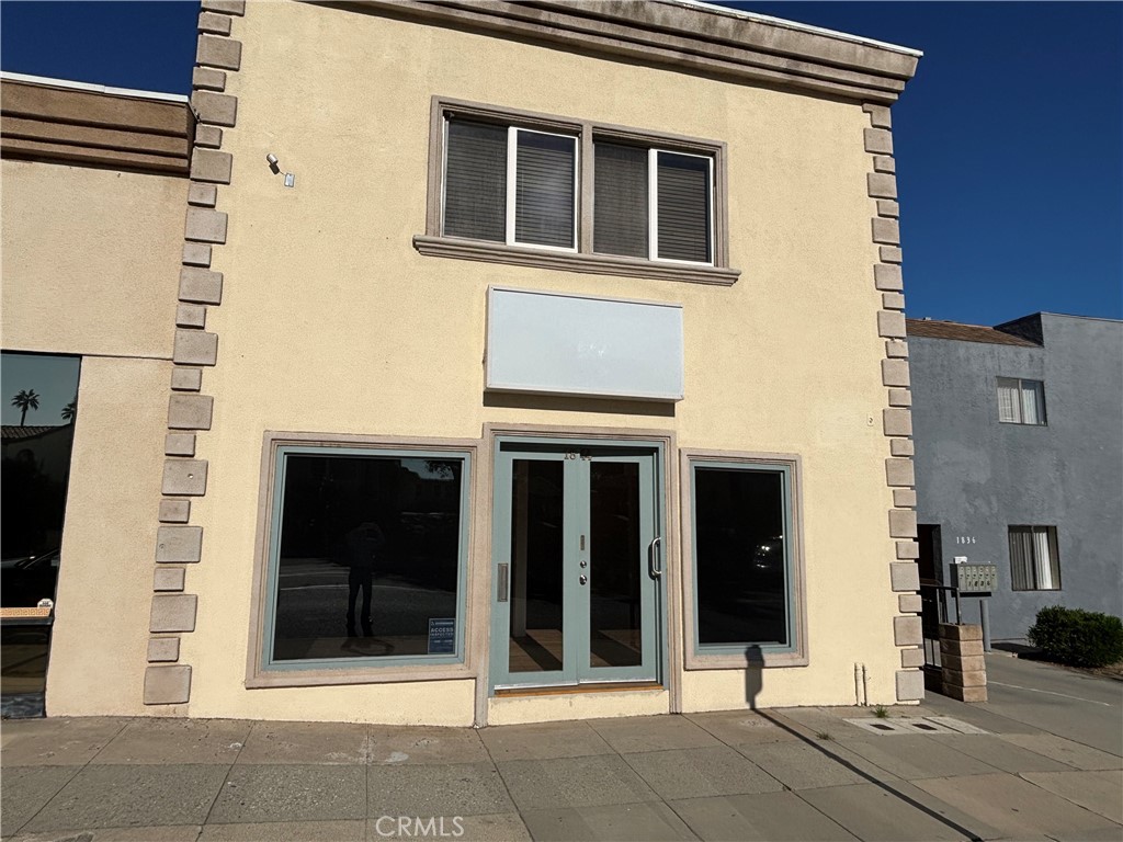 This ground-floor office or retail space is now available for lease in a trendy, highly sought-after neighborhood. The unit features a spacious lobby, a private office, a storage room, an additional storage area, and an open layout. It benefits from both a front and a rear entrance, offering flexibility and convenience. While providing a Pasadena address, the property is uniquely situated in the unincorporated area of Los Angeles County. Amenities include central air and heating, a private bathroom, and three dedicated parking spaces at the rear, accessible via the alley. The tenant will be responsible for gas, trash, and electricity. A minimum three-year lease term is required, along with a two-month security deposit.