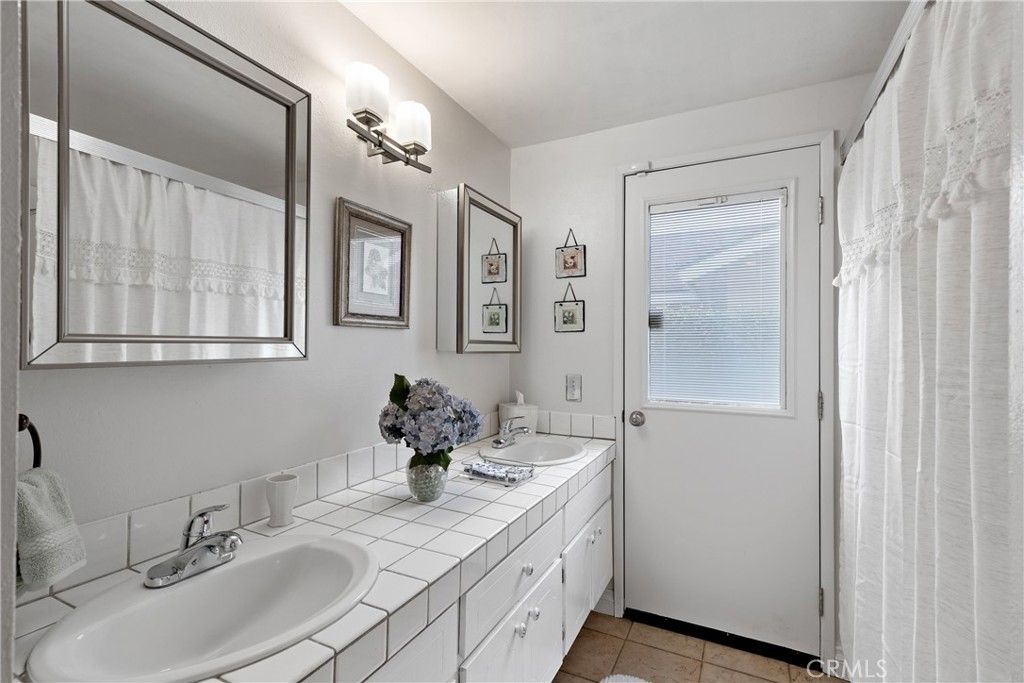 listing image 130725296791311897794