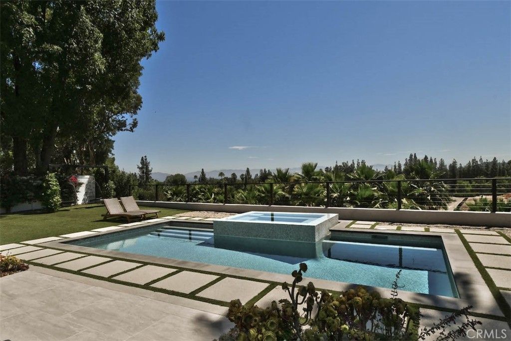 Photo of 5124 Boda Place, Woodland Hills, CA 91367 (MLS # SR26057112)