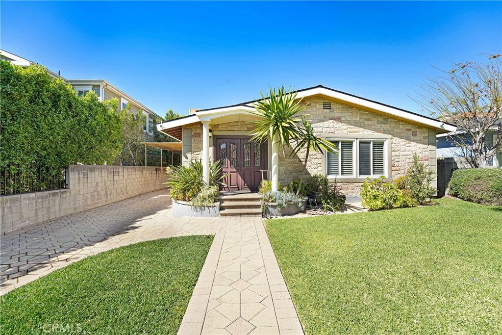 Photo of 4313 Rhodes Ave, Studio City, CA 91604 (MLS # DW26062647)