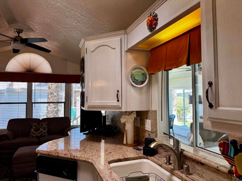 84136 Avenue 44 202
