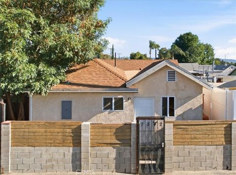 Photo of 7542 White Oak Ave, Van Nuys, CA 91406 (MLS # SR26151770)