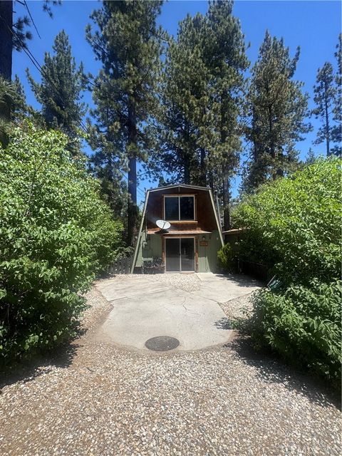 Photo of 327 W Country Club BLVD, Big Bear City, CA 92314 (MLS # CV26106835)