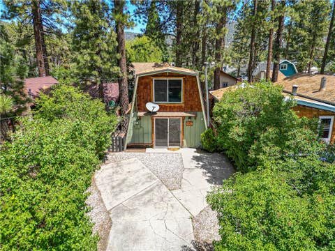 Photo of 327 W Country Club BLVD, Big Bear City, CA 92314 (MLS # CV26106835)