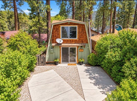 Photo of 327 W Country Club BLVD, Big Bear City, CA 92314 (MLS # CV26106835)
